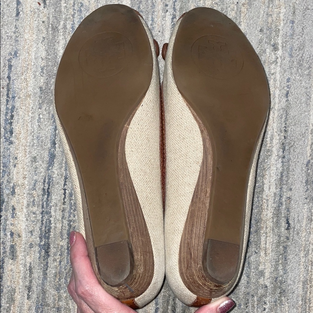 Tory Burch linen Wedges with Logo Accent - Picture 7 of 10